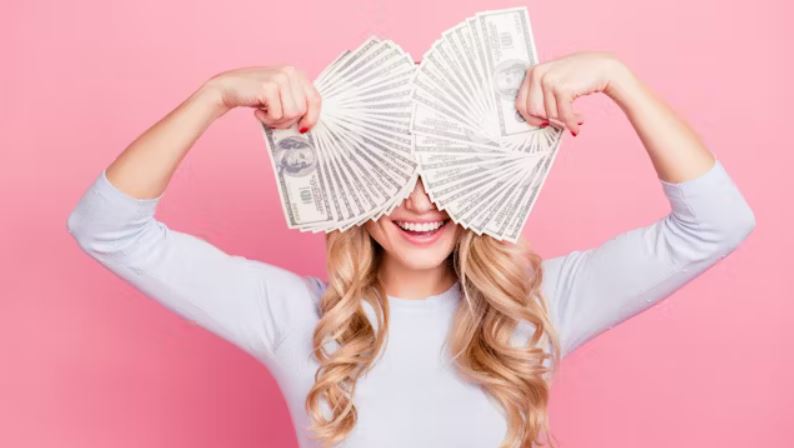 Îți permite salariul să-ți cumperi fericirea? Cât spun cercetătorii că te va costa să zâmbești sincer