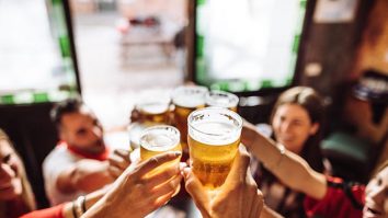 Halbele de bere mai mici sunt mai sănătoase. Ce au descoperit cercetătorii despre consumul de alcool