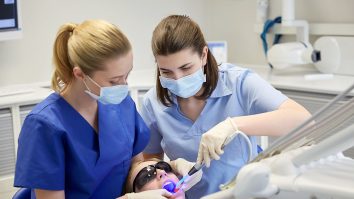 65% din Generația Z nu știu reguli elementare de igienă orală. De ce nu merg tinerii la dentist