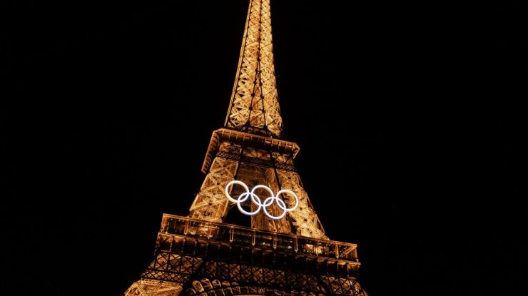 Anne Hidalgo a anunţat că cercurile olimpice vor rămâne fixate pe Turnul Eiffel până în anul 2028, cel puţin
