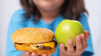 Cum îți ferești copilul de obezitate? Mesele neregulate îi pot cauza probleme precum diabet și boli de inimă