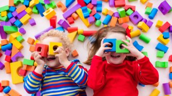 Copiii vor să își facă prieteni noi, dar se tem. Expert: „Părinții vor să dețină din ce în ce mai mult controlul”