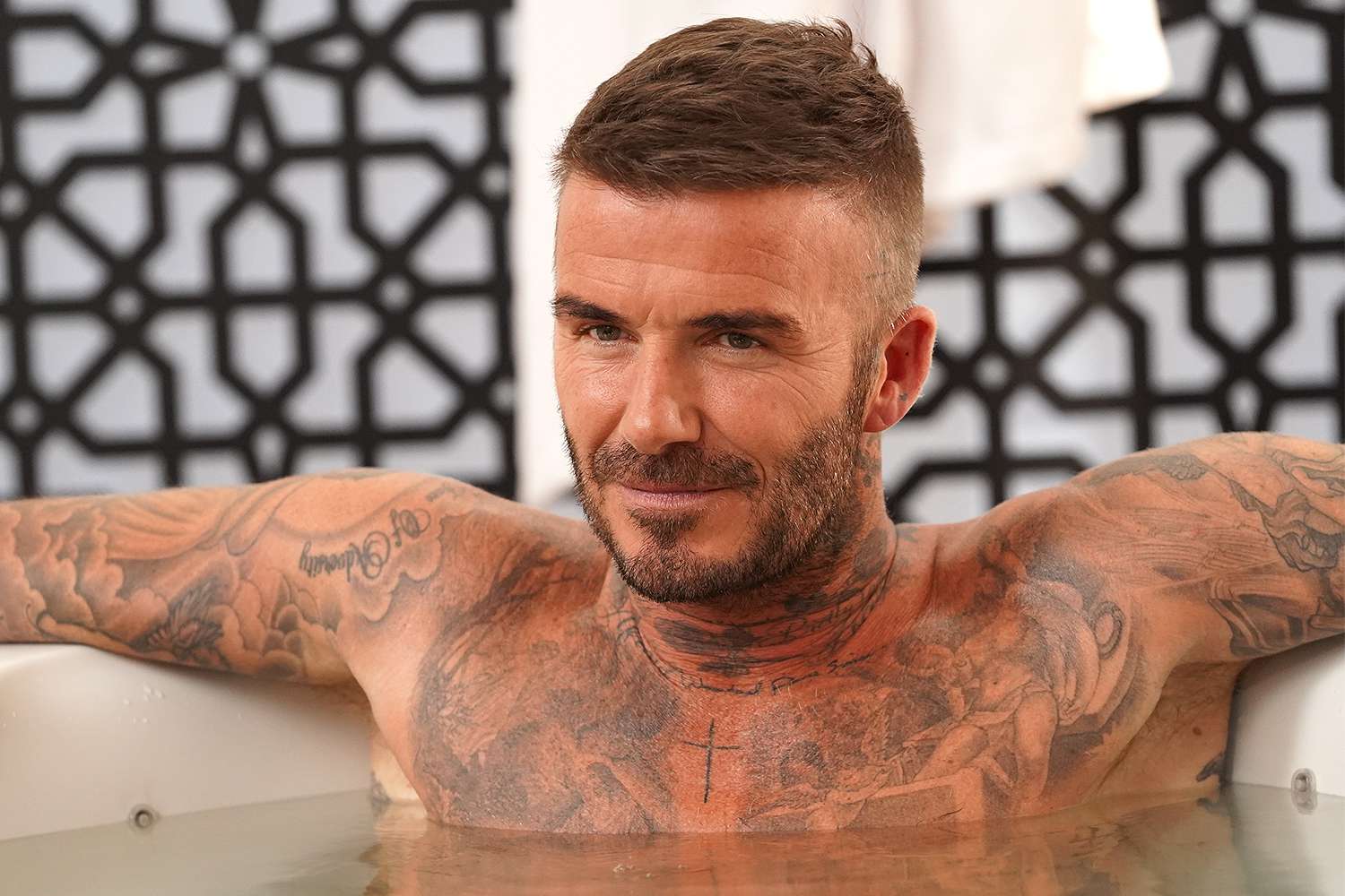 FOTO. David Beckham își dezvăluie noul tatuaj grafic, pe măsură ce se apropie de 100 de tatuaje pe corpul său. Ce reprezintă ultimul