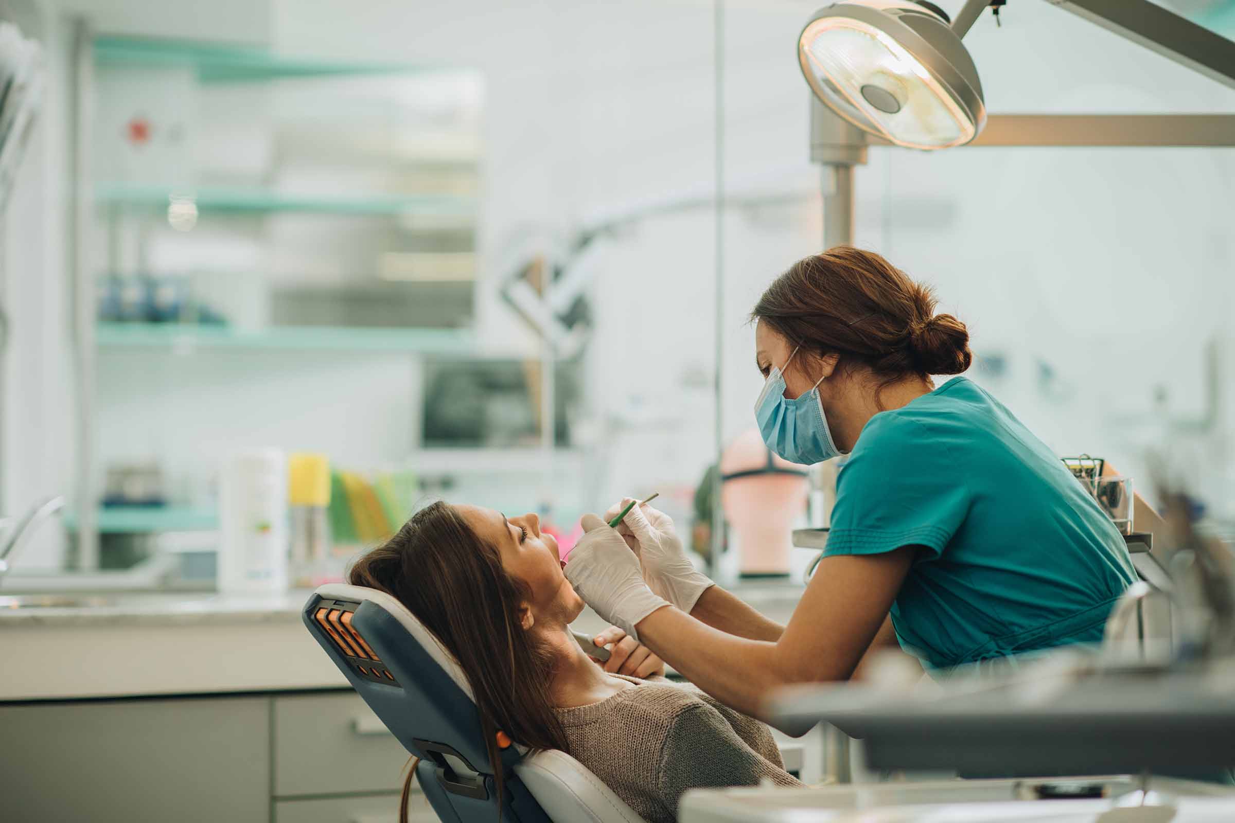 Un set nou de „pearly whites” te poate duce la 35.000 de euro. Laurențiu Dorobanțu: „Au apărut tehnologii foarte noi, cum ar fi laserul dental”