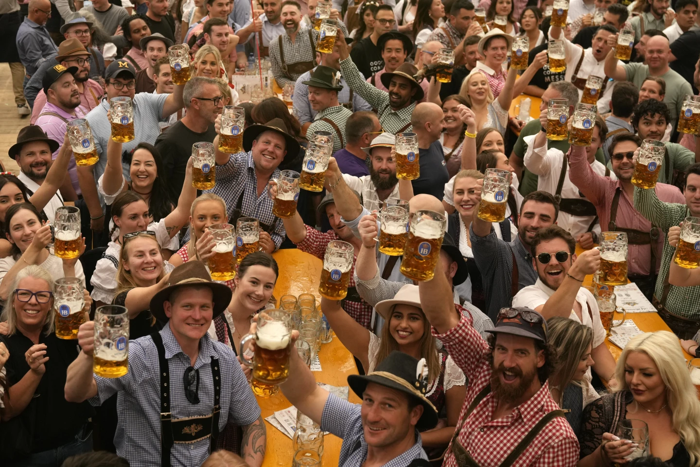 Oktoberfest se deschide luni la München. Fumatul de canabis este acum interzis