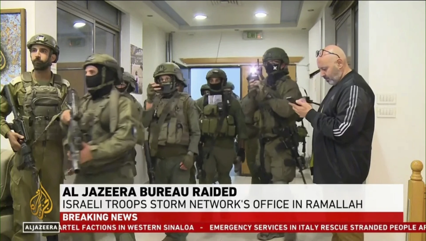 Forțele israeliene au intrat cu arme în biroul Al Jazeera din Cisiordania. Au cerut închiderea rețelei pentru 45 de zile