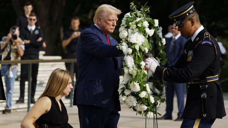 Kamala Harris îl critică pe Trump pentru disputa de la Cimitirul Arlington. Cum răspunde fostul Președinte acuzațiilor