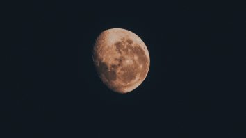 Spectacol pe cer. În această noapte poți vedea Luna plină a recoltei. Ce semnificație are