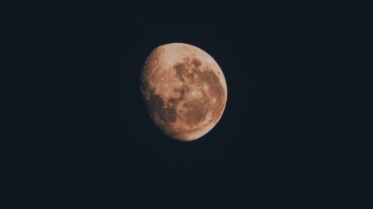 Spectacol pe cer. În această noapte poți vedea Luna plină a recoltei. Ce semnificație are