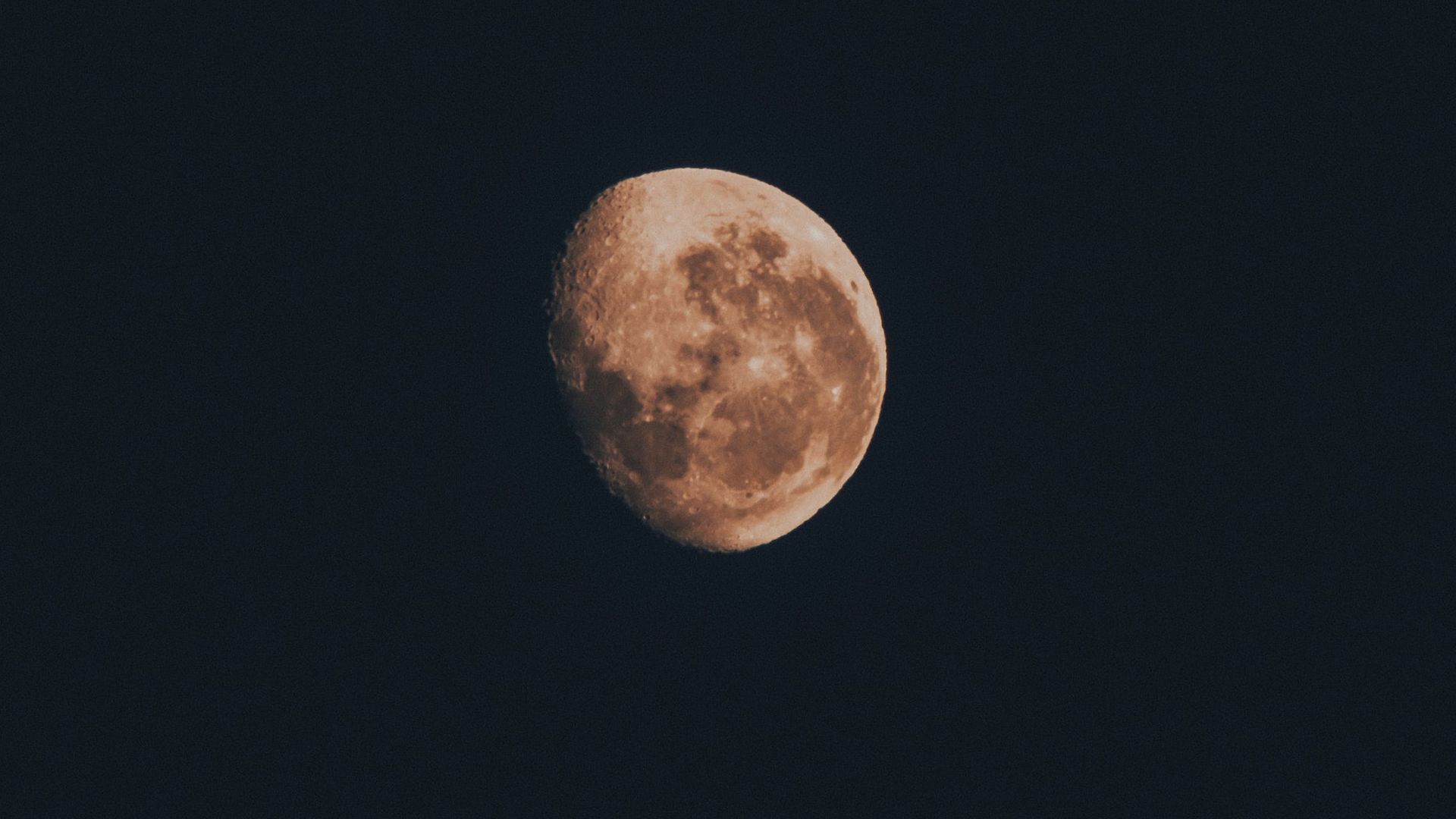 Spectacol pe cer. În această noapte poți vedea Luna plină a recoltei. Ce semnificație are