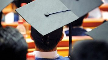 Tot mai mulți tineri își pierd interesul în sistemul de învățământ. Care sunt principalele motive