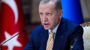 Erdogan solicită ridicarea sancțiunilor SUA care blochează achizițiile în domeniul Apărării 