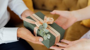 Pe cine inviți la nuntă? Generația Z este dispusă să plătească mai mult pentru cadouri decât generațiile mai în vârstă