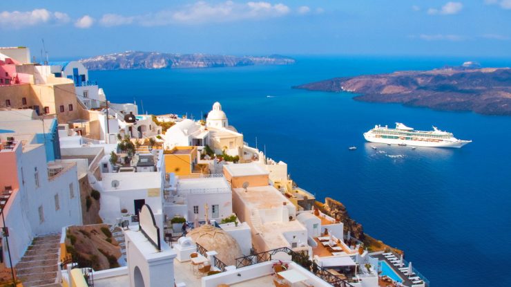 Grecia introduce o taxă pentru turişti pe croazieră pentru a proteja insulele Mykonos şi Santorini