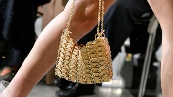 Rabanne a prezentat la Paris Fashion Week „cea mai scumpă geantă” din aur, de 18 karate. Cât valorează accesoriul