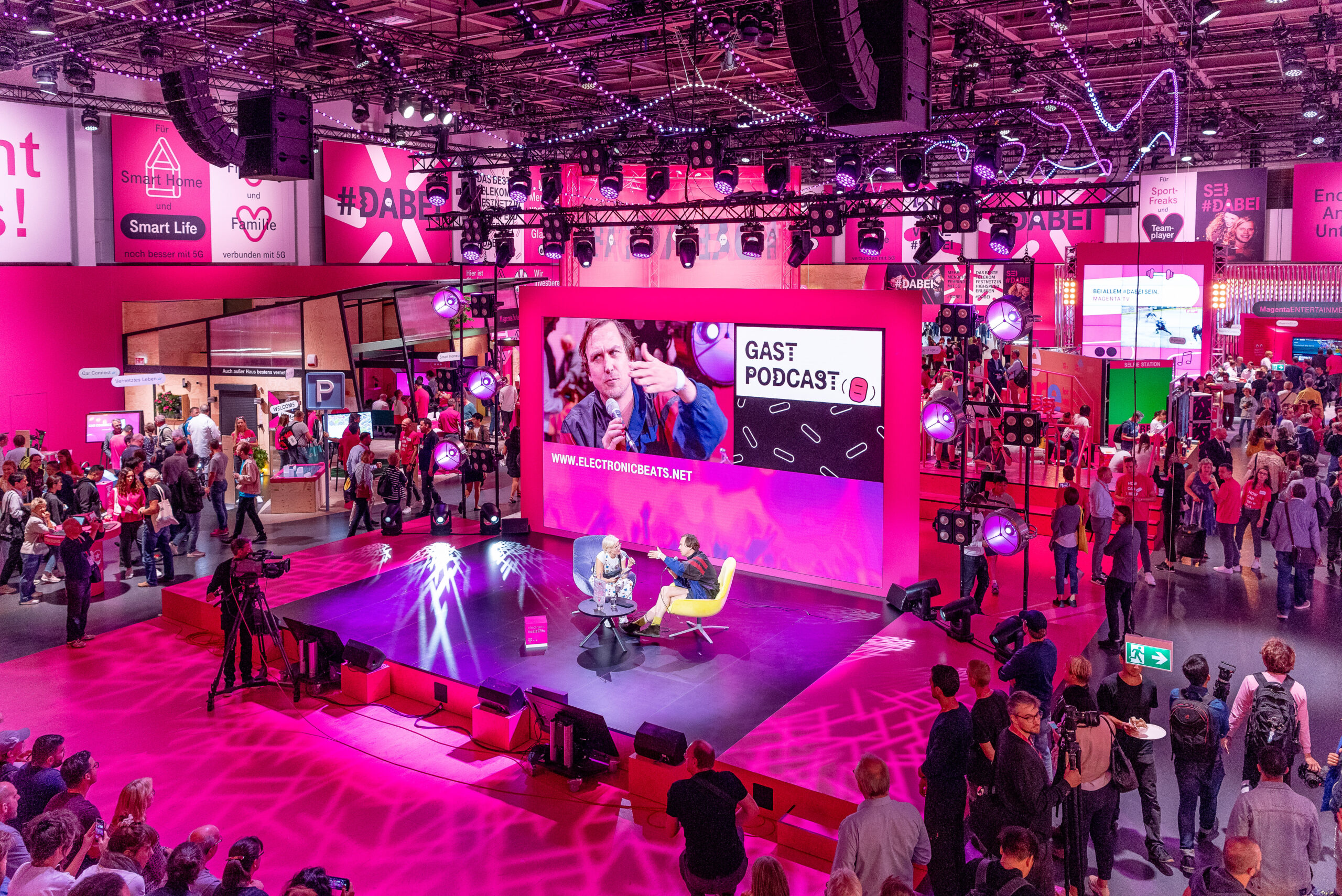 Începe IFA Berlin 2024, unul dintre cele mai mari târguri de tehnologie. Honor a dezvăluit cel mai subțire smartphone pliabil, Magic V3