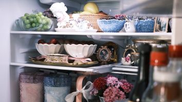 „Fridgescaping”, un trend inspirat de Bridgerton, devine popular pe TikTok. Îți organizezi alimentele din frigider într-un mod artistic