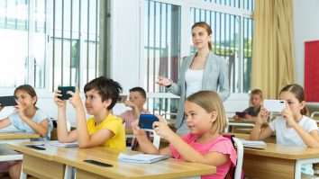8 țări spun „Stop” telefoanelor mobile. Expert în educație: „Profesorii riscă să se întâlnească cu situații de violență și agresivitate”