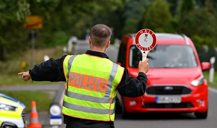 Germania a reintrodus controalele temporare la toate cele nouă frontiere terestre ale sale, o măsură care a stârnit critici
