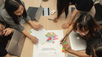 Inteligența Artificială preia rolul de profesor la o școală din Marea Britanie. Cine se poate înscrie la astfel de cursuri