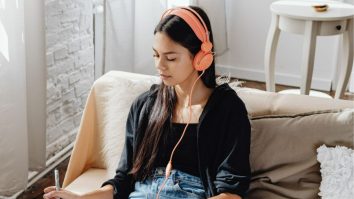 STUDIU. Muzica îți menține creierul tânăr. Psiholog: „Este folosită ca terapie pentru persoanele cu Alzheimer”