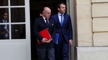 Au loc ultimele consultări la Palatul Elysée pentru desemnarea unui premier. Emmanuel Macron l-a primit în această dimineață pe Bernard Cazeneuve, favoritul pentru funcție