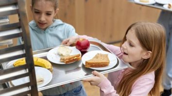 A fost promulgată legea prin care se acordă o masă caldă elevilor din 450 de unități. Guvernul a majorat numărul de școli incluse în program