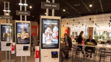 Tot mai multe fast-food-uri folosesc chioșcurile self-service. Cum au influențat acestea locurile de muncă în restaurante