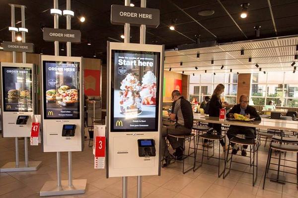 Tot mai multe fast-food-uri folosesc chioșcurile self-service. Cum au influențat acestea locurile de muncă în restaurante