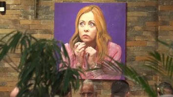 Un restaurant cu tematică „Meloni” s-a deschis lângă o tabără de refugiați din Albania. Cum arată restaurantul care a stârnit controverse