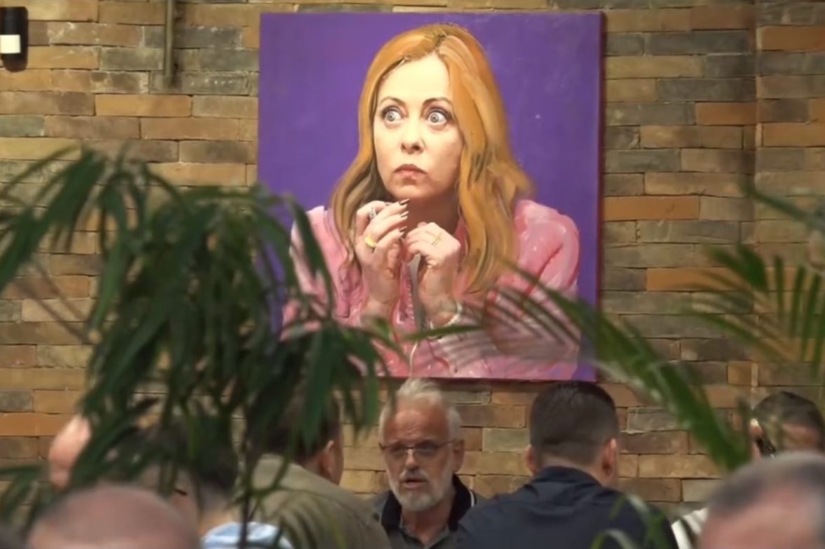 Un restaurant cu tematică „Meloni” s-a deschis lângă o tabără de refugiați din Albania. Cum arată restaurantul care a stârnit controverse