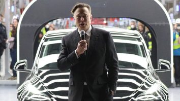 Tesla își verifică angajații aflați în concediu medical. Sindicatul este indignat de șeful fabricii din Germania