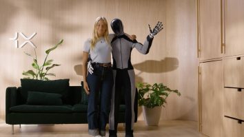 Următoarea ta menajeră poate fi un robot. Prototipul NEO are 25 de kilograme și va fi testat în casele oamenilor