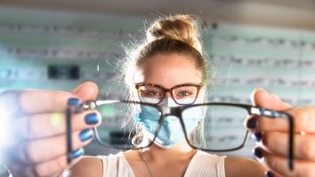 Tot mai mulți adolescenți suferă de miopie după pandemie. 10% dintre români n-au fost niciodată la un consult oftalmologic