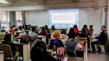 Programul „Ora de Cinema” aduce educația cinematografică în școlile din Cluj-Napoca și Focșani