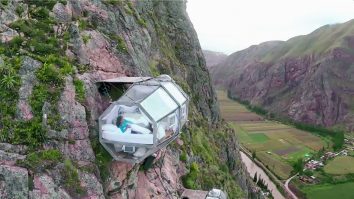 Care sunt cele mai fascinante cazări minuscule din lume? Skylodge oferă capsule transparente suspendate pe o stâncă, la 400m înălțime