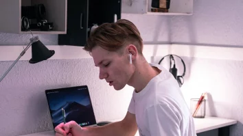 STUDIU. Românii preferă podcasturile în loc să meargă la psiholog.  Care sunt noile tendințe în materie de self-help