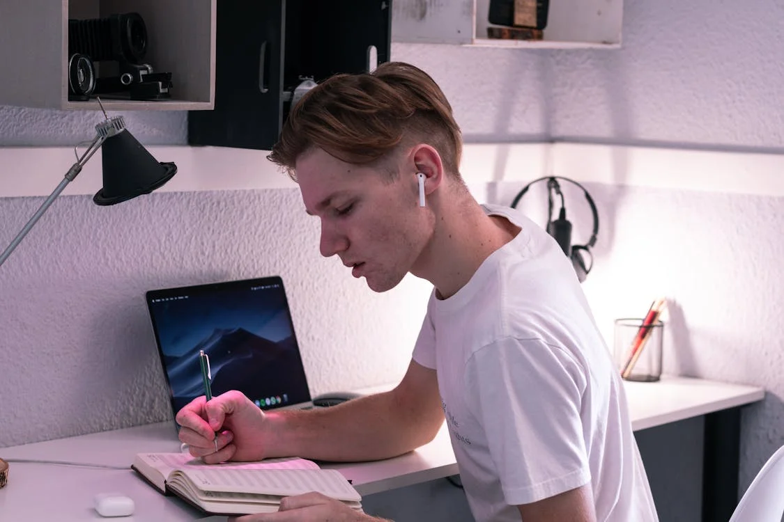 STUDIU. Românii preferă podcasturile în loc să meargă la psiholog.  Care sunt noile tendințe în materie de self-help