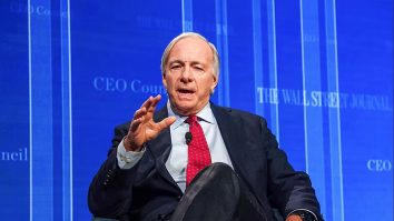 Miliardarul Ray Dalio avertizează că democrația SUA e în pericol, indiferent dacă va câștiga Trump sau Harris: „Există riscul unui război civil”