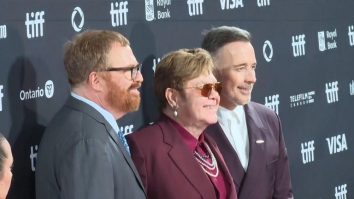 Elton John își face prima apariție publică după infecția severă la ochi care l-a lăsat cu vederea limitată. Cum se simte artistul