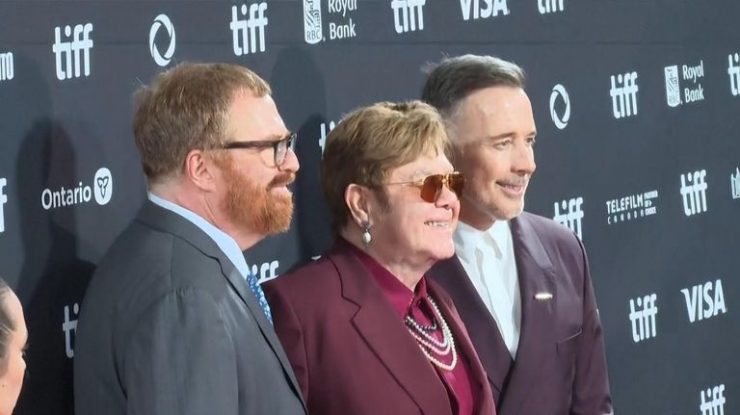 Elton John își face prima apariție publică după infecția severă la ochi care l-a lăsat cu vederea limitată. Cum se simte artistul