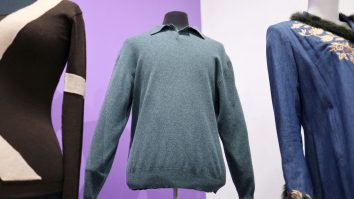 Un pulover purtat de Matthew Perry a fost vândut cu o sumă de peste șase ori mai mare decât era estimat la o licitație