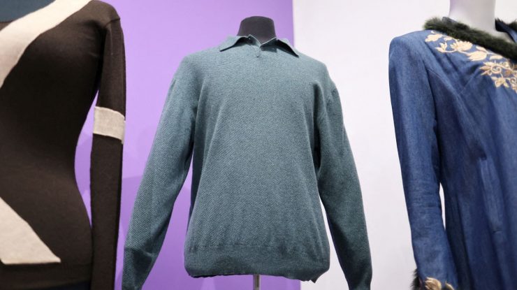 Un pulover purtat de Matthew Perry a fost vândut cu o sumă de peste șase ori mai mare decât era estimat la o licitație