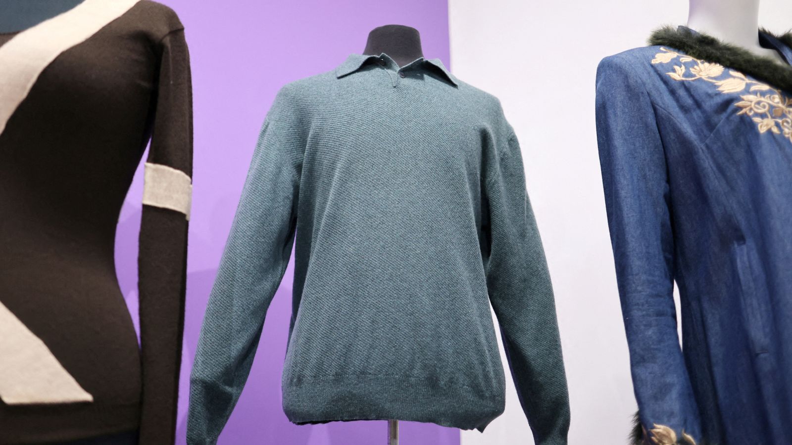 Un pulover purtat de Matthew Perry a fost vândut cu o sumă de peste șase ori mai mare decât era estimat la o licitație