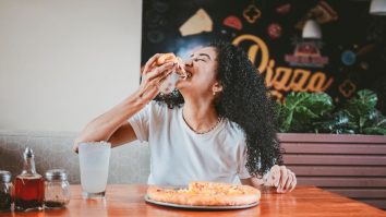 Solo dining a devenit un trend în marile orașe. Oamenii aleg să ia masa singuri pentru a se bucura de momente de liniște, intimitate și reflecție