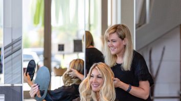 Te gândești la o schimbare de look? Află ce tendințe aduce toamna 2024 în materie de păr