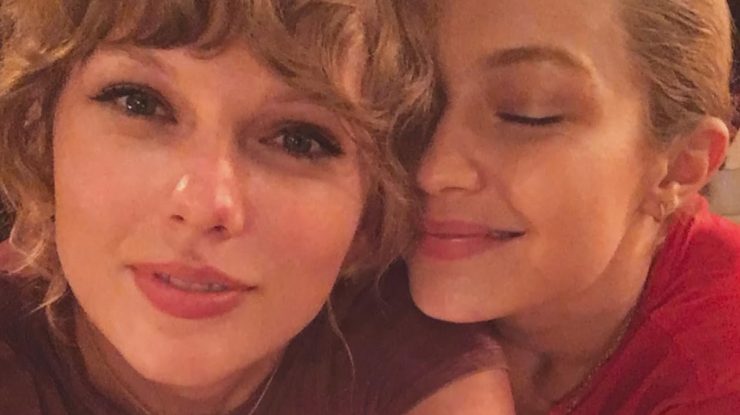FOTO. Taylor Swift și Gigi Hadid au furat privirile trecătorilor din New York City. Ce au purtat cele două celebrități
