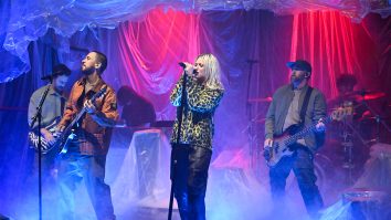 Mama lui Chester Bennington spune că se simte „trădată” de reuniunea Linkin Park. Susan Eubanks susține că trupa „încearcă să șteargă trecutul”