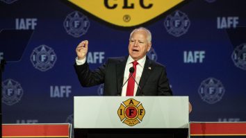 Echipa de campanie a lui Tim Walz a suferit un accident de mașină. Cum se simte candidatul democrat