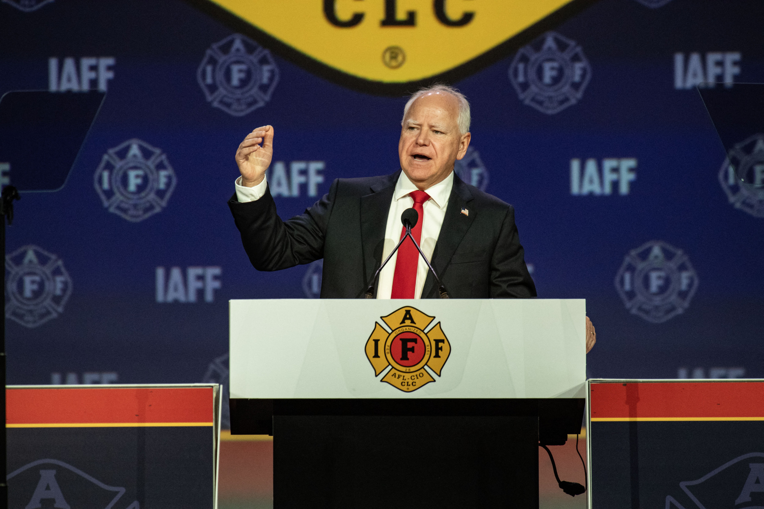 Echipa de campanie a lui Tim Walz a suferit un accident de mașină. Cum se simte candidatul democrat